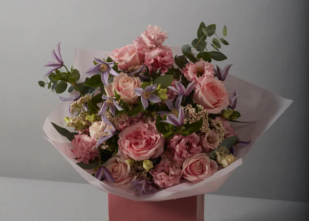 How to Choose Flowers for a Dinner Party Host